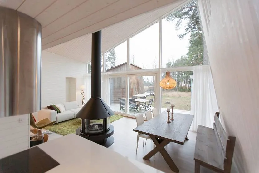 Stylowe panoramiczne okno w szwedzkim domu