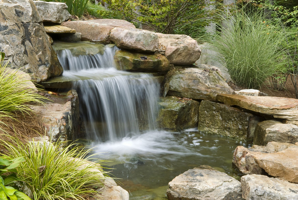 DIY sztuczny wodospad w ogrodzie: instrukcje krok po kroku