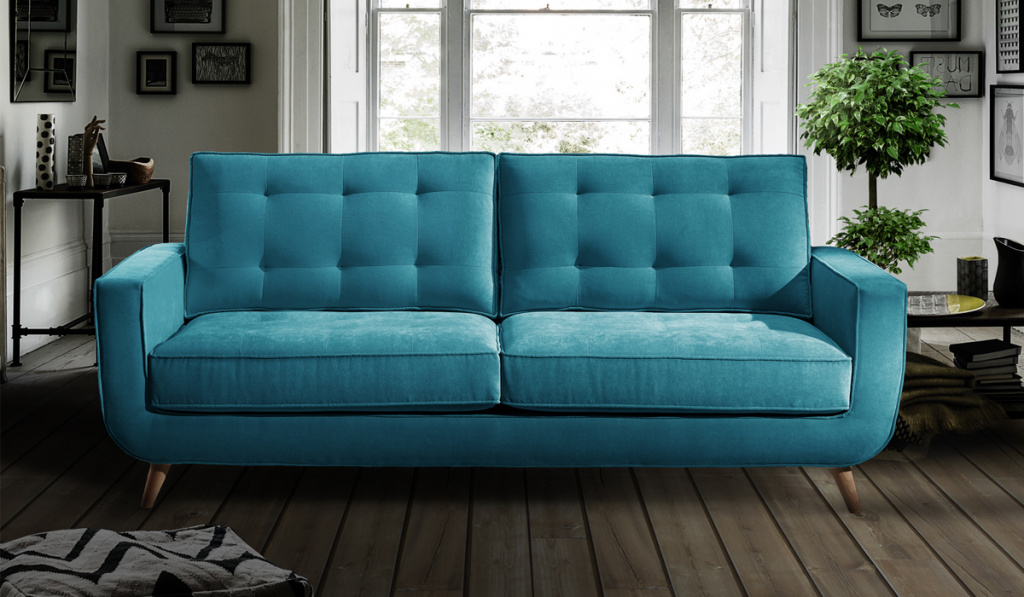 Zasady korzystania z niebieskiej sofy we wnętrzu salonu