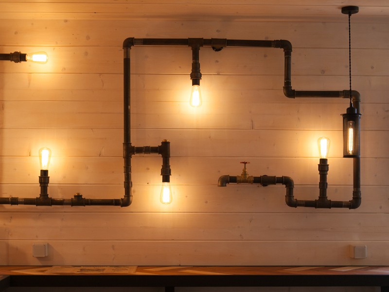 Loftowe lampy rurowe – specjalny design do wyjątkowych wnętrz