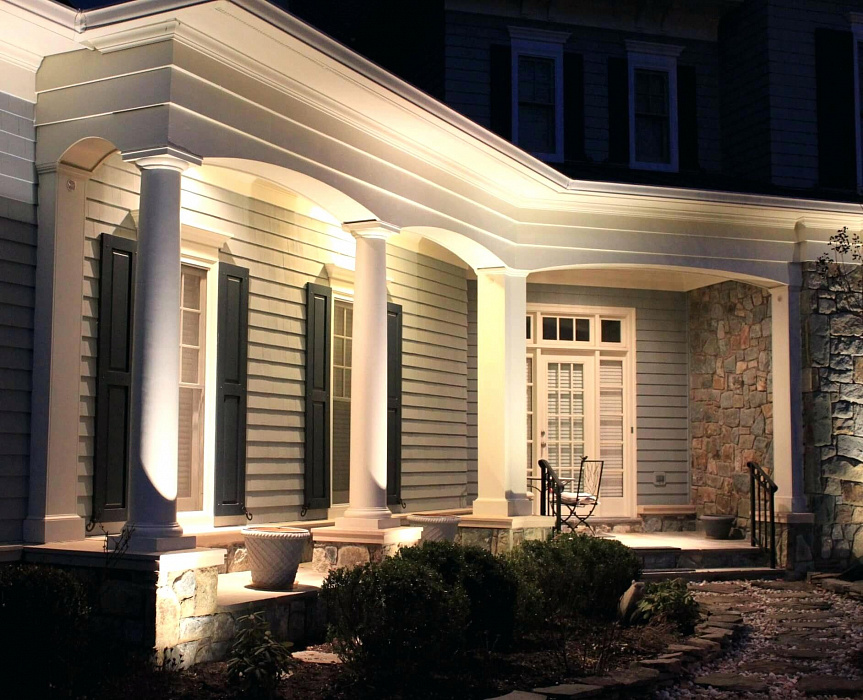 Oświetlenie elewacji prywatnego domu: główne rodzaje i metody oświetlenia