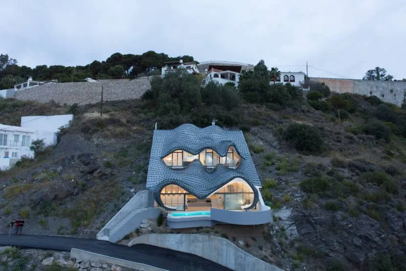 Smoczy dom na hiszpańskim wybrzeżu