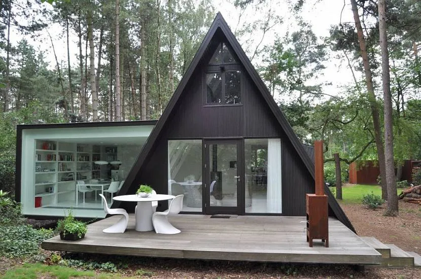 Zaawansowana technologia to nie zawsze płaski dach. Kompaktowy dom z dwuspadowym dachem i miniaturowym tarasem