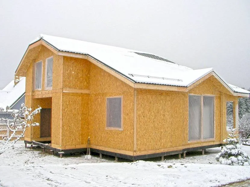 Готовий будинок із СІП панелей, оброблений герметиком: шви щільно примикають один до одного