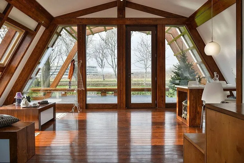 Dekoracja wnętrza eko-domu, wykonana z naturalnego drewna, prezentuje się niezwykle atrakcyjnie.