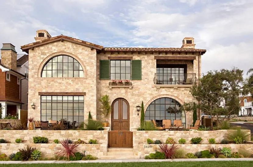 Do najpiękniejszych domów należą domy z litego kamienia. Kamienna elewacja przyciąga naturalnym kolorem, zwłaszcza jeśli dom jest zbudowany w stylu śródziemnomorskim.