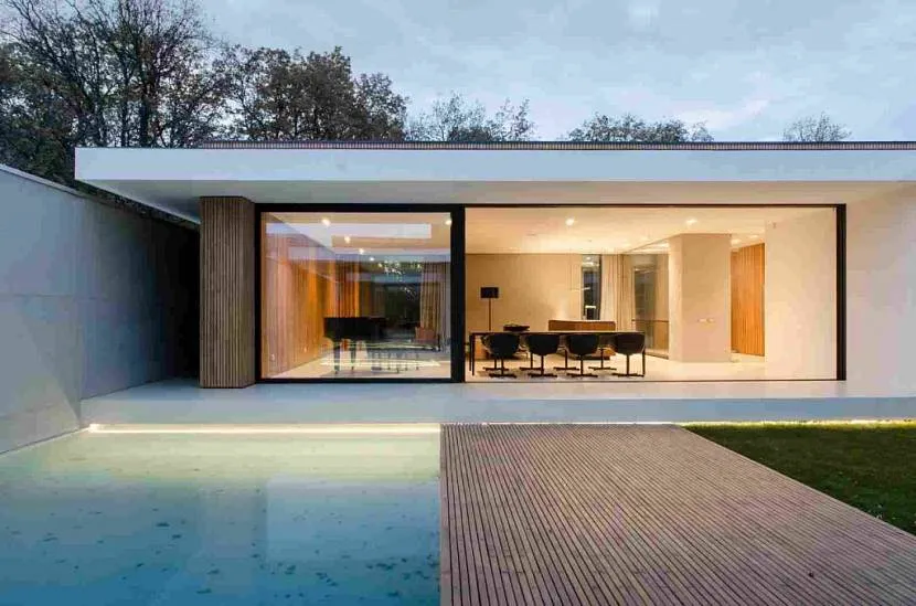 Elegancki minimalizm. Zewnętrzną prostotę rekompensują panoramiczne okna i otwarta przestrzeń wnętrza.