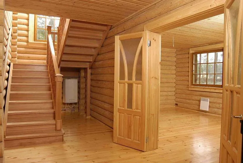 W domu z drewna nie jest wymagana dekoracja wnętrz: ciepłe odcienie drewna już sprzyjają wygodzie w pomieszczeniu