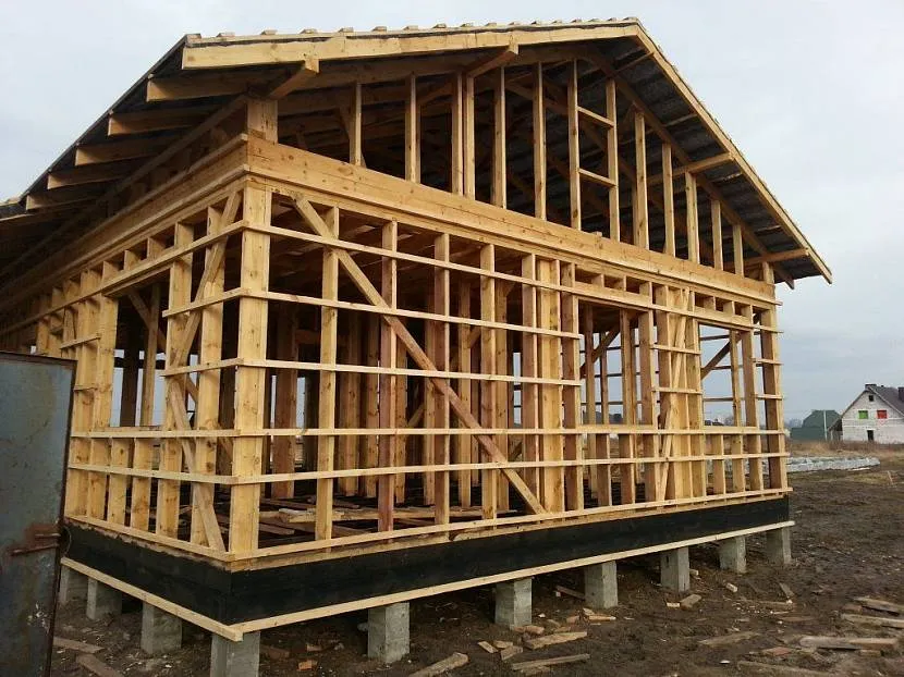 Drewniana rama domu na fundamencie podporowo-słupowym