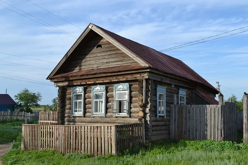 Na wsiach drewniane domy z zapomnianą datą „narodzin” nie są rzadkością.