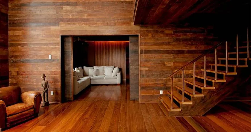 Opcja dekoracji wnętrz drewnianego domu