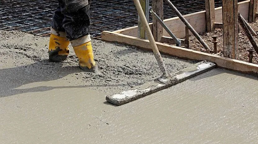 Beton zwykły jest mocny i niezawodny, ale jego wygląd w żaden sposób nie wyróżnia się.