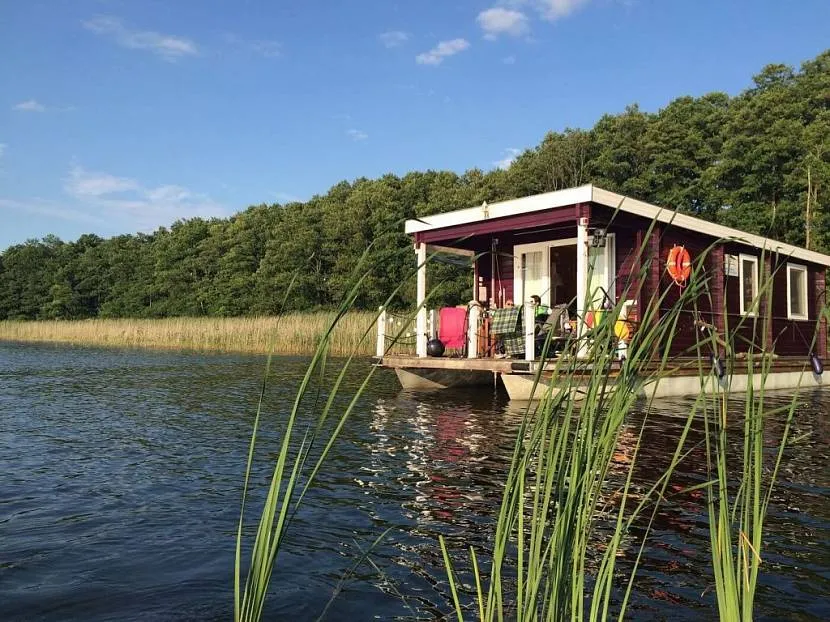 Dom-tratwa – na romantyczny wypad nad dużym jeziorem