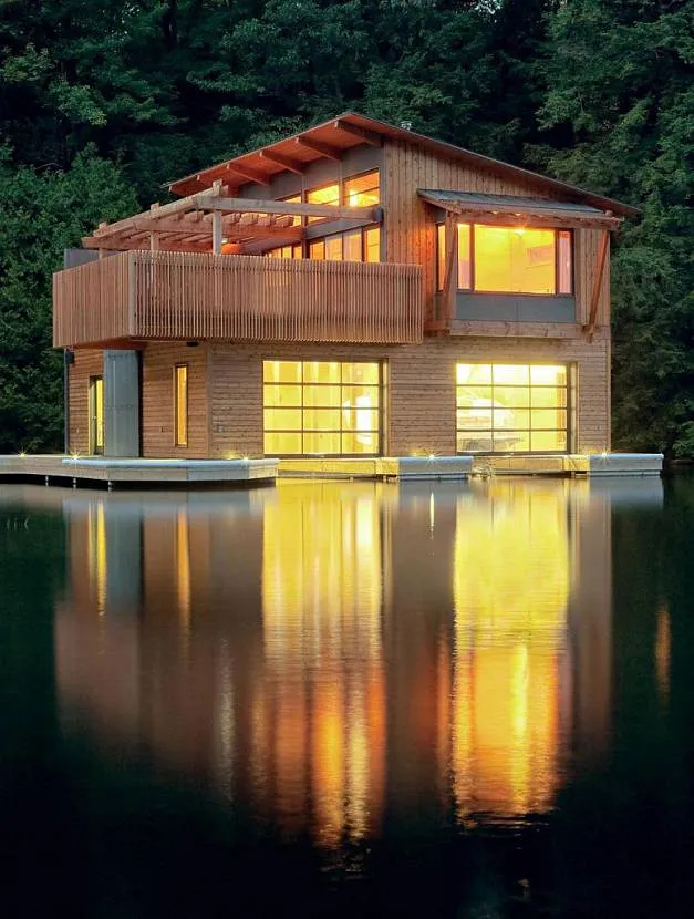 Drewniany dom nad wodą w świetle wieczornych świateł