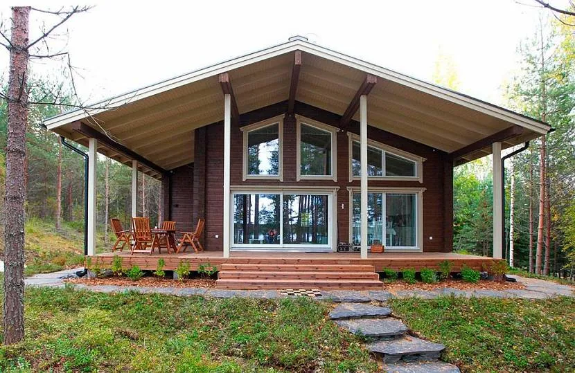 Будиночок з терасою для відпочинку у лісі
