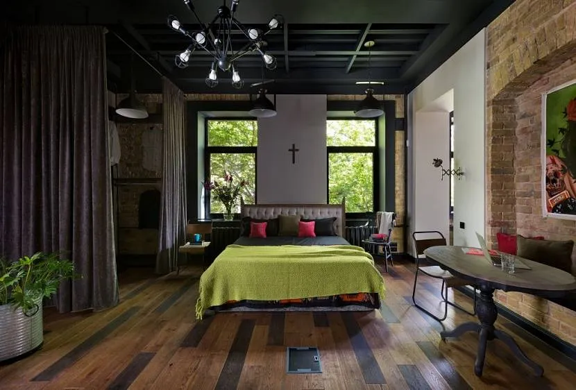 Dzięki przestronności i kontrastowi kolorów sypialnia ma klasyczny loftowy wygląd.