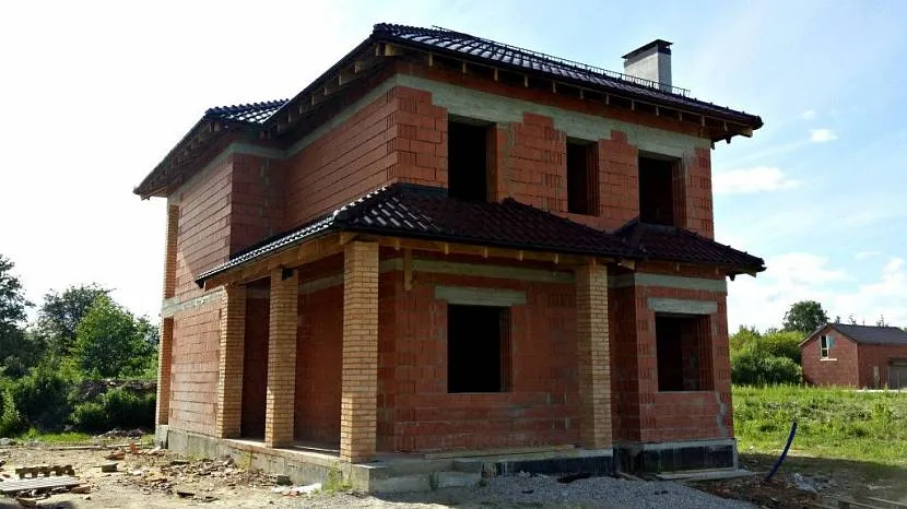 Budowa domku 10 na 12 z porowatych bloków