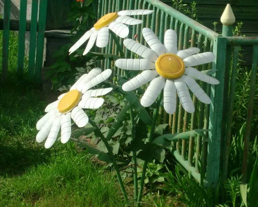 Великі ромашки із пластикових пляшок своїми руками