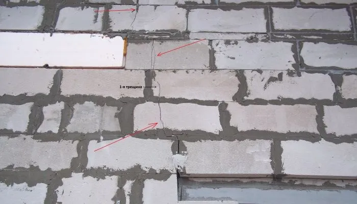 Недотримання норм при будівництві може призвести до утворення тріщин на газобетонних стінах