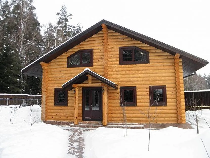 Dom z drewna, gotowy do zamieszkania po wybudowaniu i zainstalowaniu komunikacji: nie wymaga dodatkowej dekoracji ściennej