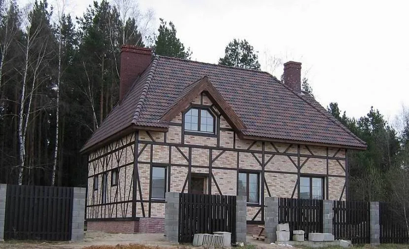 Wykończenie domu z muru pruskiego cegłą dekoracyjną
