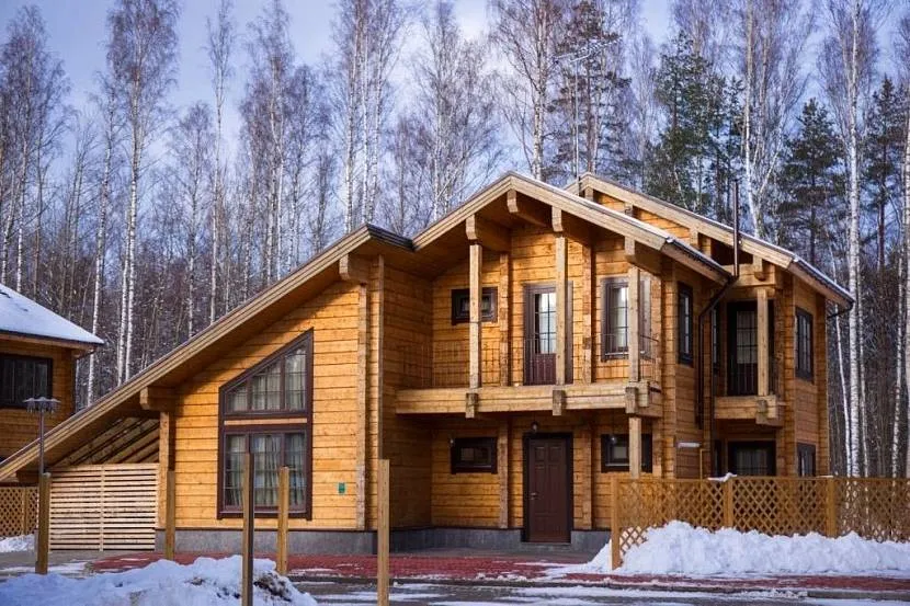 Oryginalny piętrowy dom z drewna