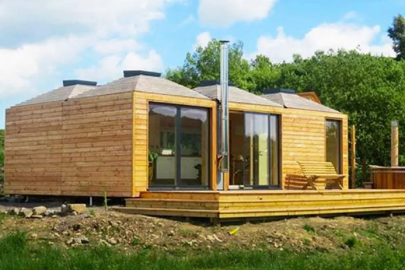 Зелений будинок із деревини