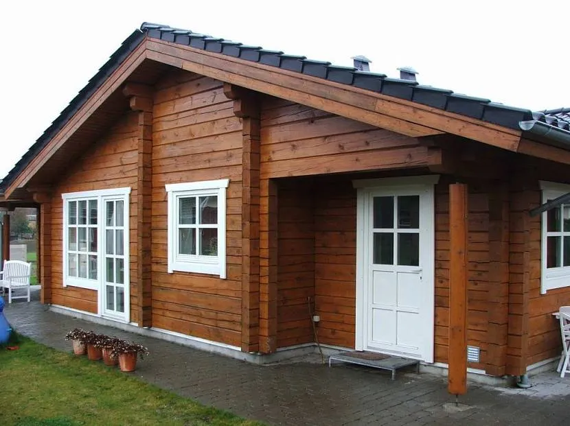 Klasyczna elewacja domu z drewna
