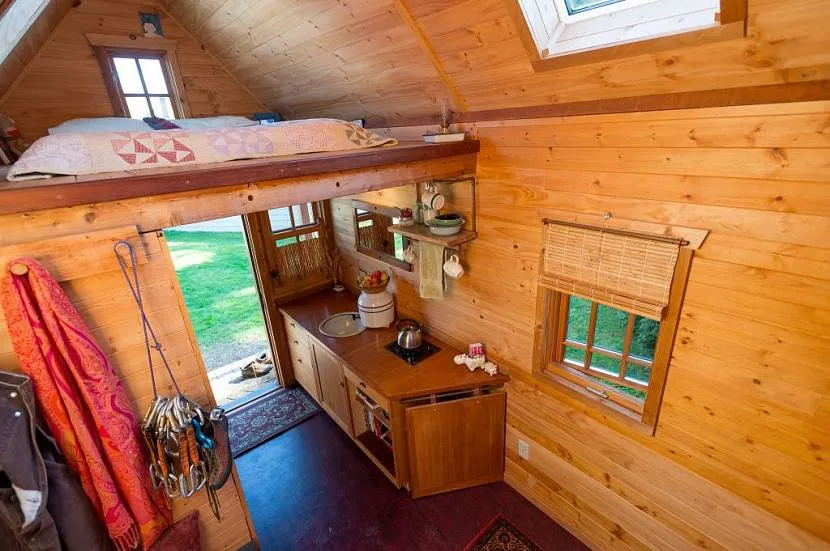 Sypialnię w domku letnim można wyposażyć pod sufitem