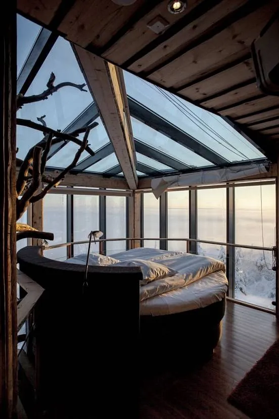 Szklana sypialnia nad zimowym lasem – bajeczne miejsce dla romantyków