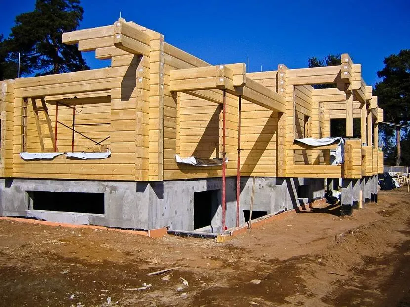 Etapy budowy, a raczej montażu domu z profilowanego (klejonego) drewna, odbywają się szybko i nie powodują trudności
