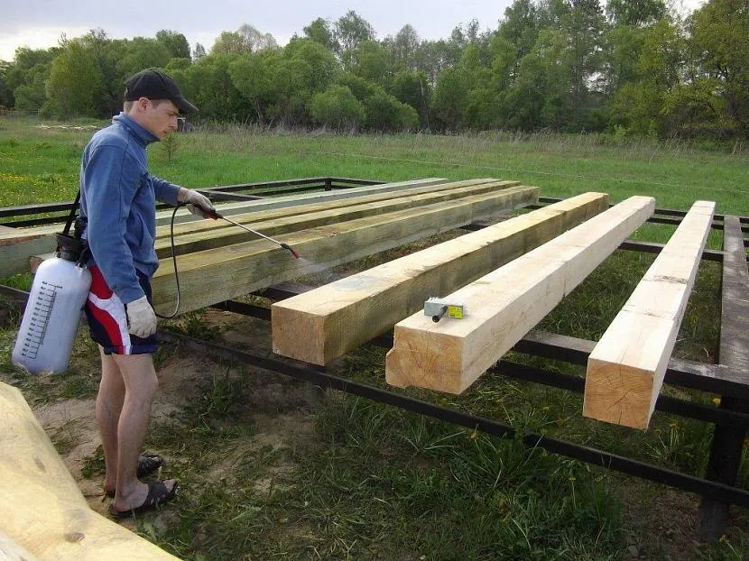 Drewno zwykłego drewna należy pokryć środkiem antyseptycznym, jednak podobnie jak drewno profilowane należy je dodatkowo zabezpieczyć