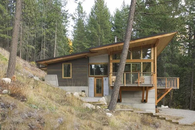 Skaliste zbocze w lesie iglastym to idealne miejsce na budowę domu