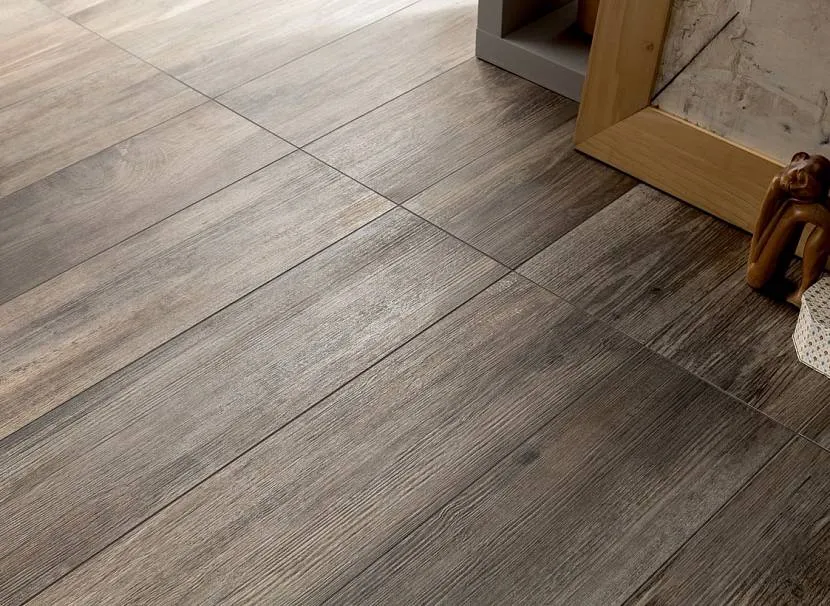 Podłoga z płytek porcelanowych pod laminatem, wyglądająca jak prawdziwe drzewo