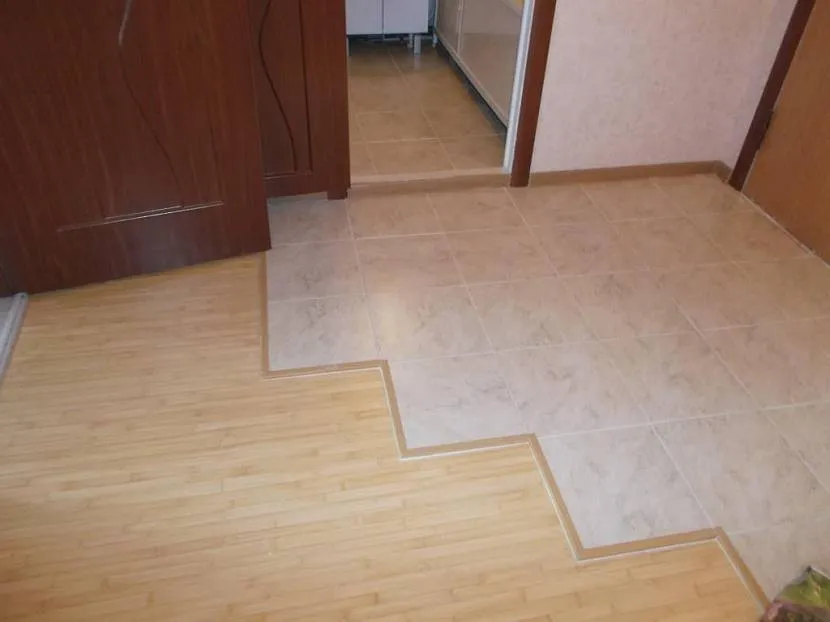 Płytki podłogowe gres porcelanowy i laminat w przedpokoju