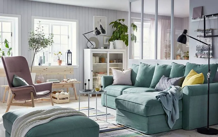 Jasnoniebieska sofa w skandynawskim wnętrzu