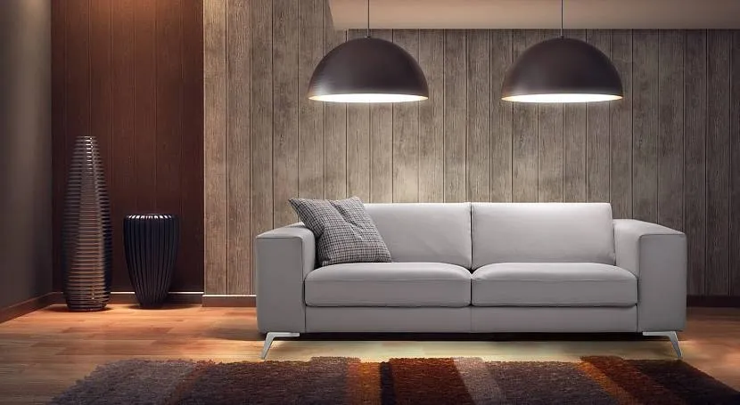 Szara sofa we wnętrzu w stylu minimalizmu