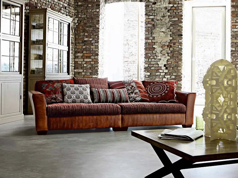 Akcentowa burgundowa sofa w stylu bohemy loft