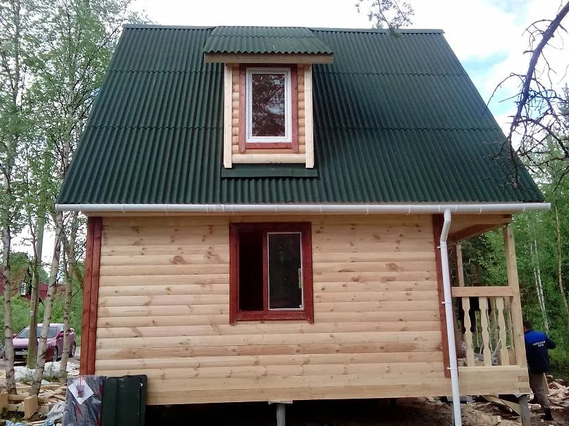 Lukarna, znajdująca się na poddaszu tuż nad oknem w ścianie domu