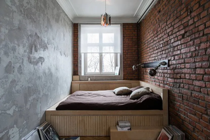 Łóżko w wąskiej sypialni w stylu loft