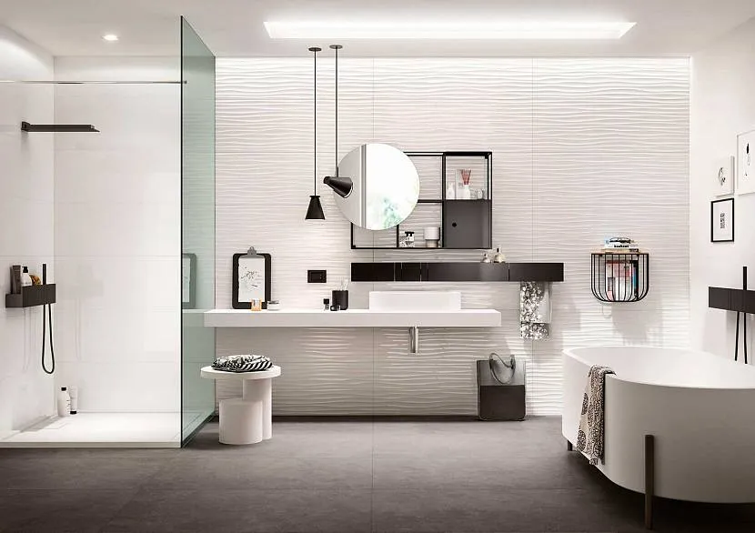 Białe, teksturowane płytki porcelanowe w łazience