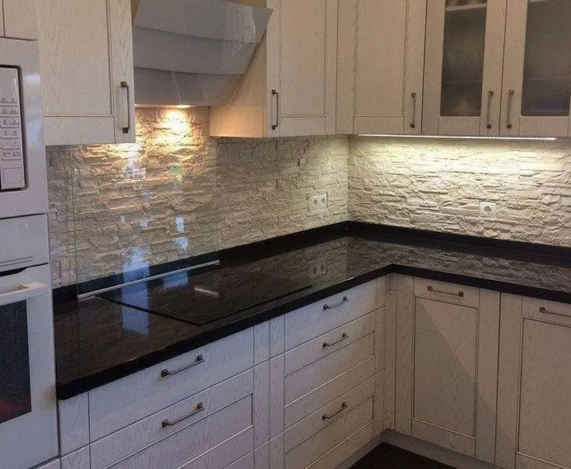 Kamienny backsplash i czarny blat