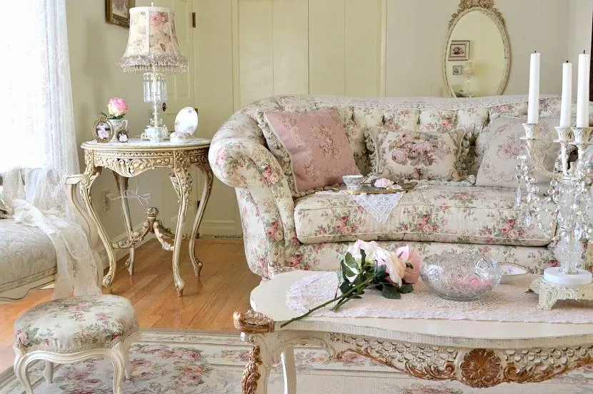 Sypialnia Shabby chic z białą metalową ramą łóżka