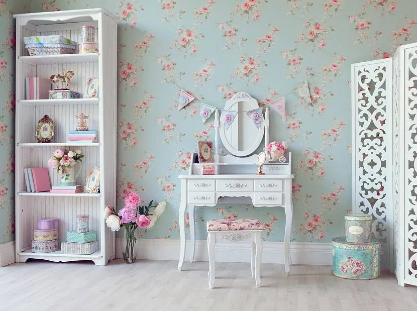 Dekoracja ścienna z tapetą w stylu shabby chic