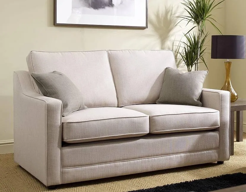 Mała sofa w małym salonie