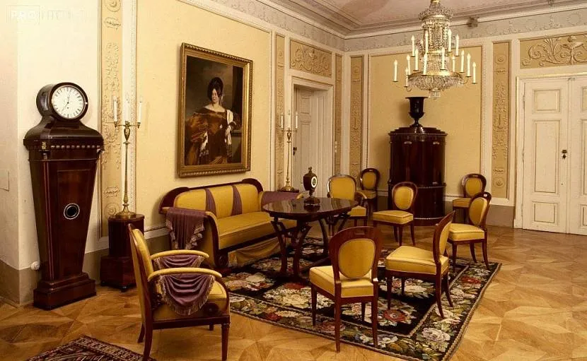 Biedermeier w salonie