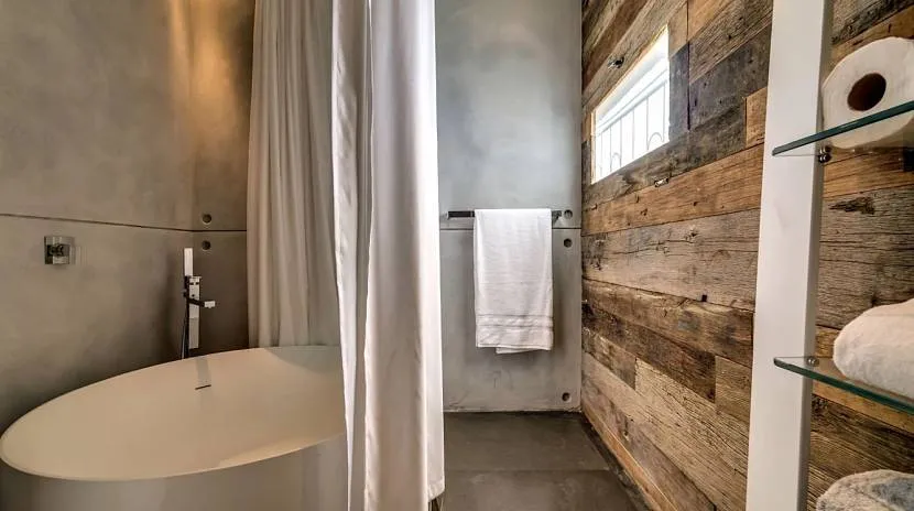 Drewniana ściana w łazience na poddaszu
