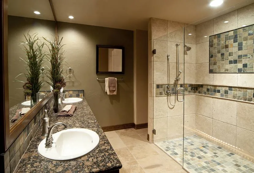Ванна кімната з декоративними елементами із мозаїчної плитки