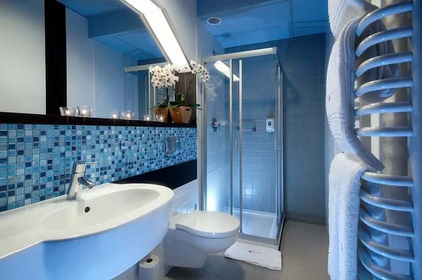 Niebieski jako dominujący kolor w łazience z prysznicem