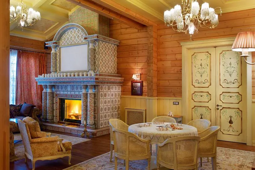 Salon drewnianego domu w stylu rosyjskim